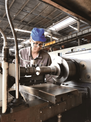 衢州四杰荣登“全国优秀农民工”榜单，机械设备研发领域展风采